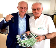 Ein Foto von bleibendem Erinnerungswert: 1983 war es Willi Lemke, der mir mir den Einzug von 800 Soldaten ins Weserstadion genehmigte (mit Marsch und Gesang); der WerderFanClub St. Harber war geboren. Im Jahre 2026 trafen wir uns wieder anläßlich einer sp
