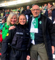 Eine herrliche, wiederholte Begegnung zwischen unseren Mitgliedern Claudia und Reinhard mit der überaus netten Polizeileitung im Weserstadion!